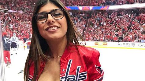 mia khalifa titties|Les seins juteux de Mia Khalifa